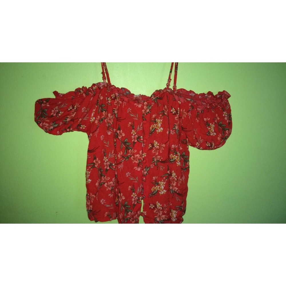 NEVER WORN Cold shoulder top